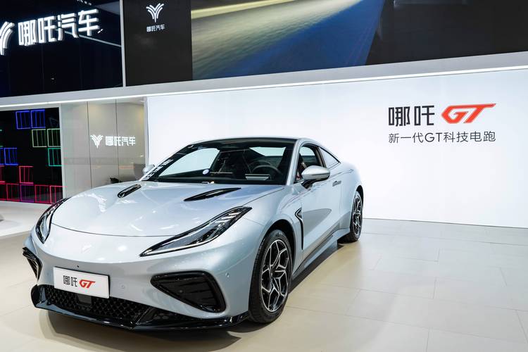 东莞217哪吒汽车在智能汽车领域的表现，领途汽车在新能源汽车市场中的影响力